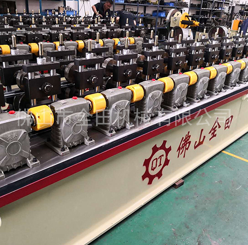 T型龍骨機