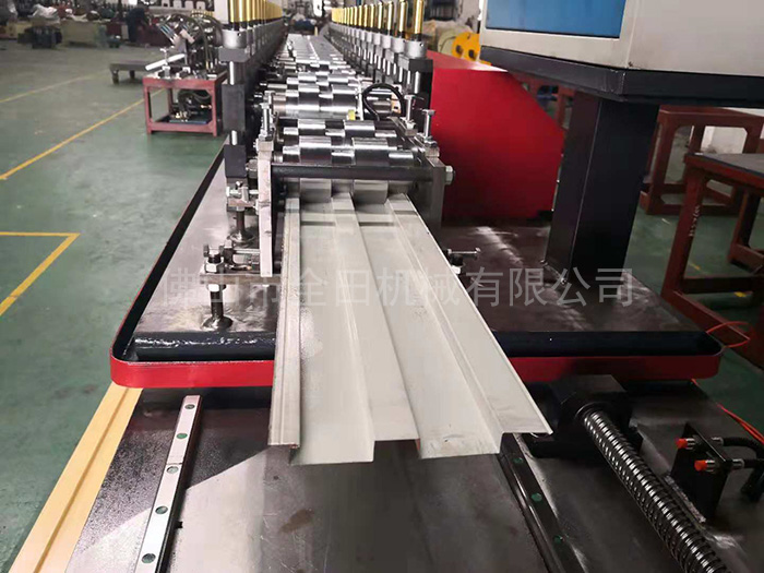 輕鋼龍骨機